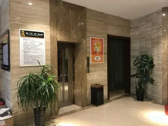 Super 8 Hotel Science Avenue Store
