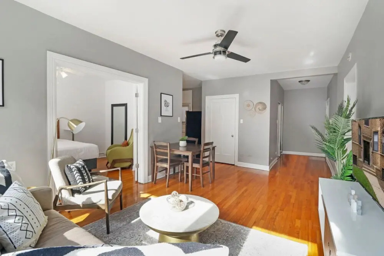 3BR Sunny and Spacious Apt in Lakeview