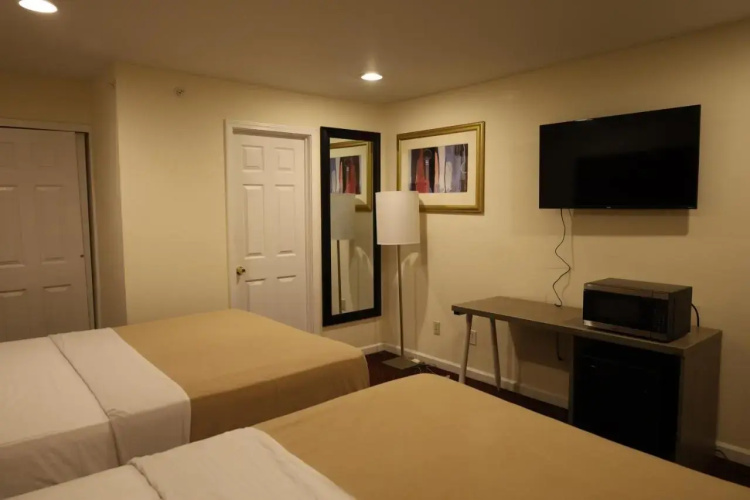 The Warwick Motel and Suites
