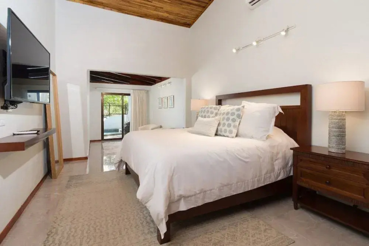 Casa Woodbine Beachfront House