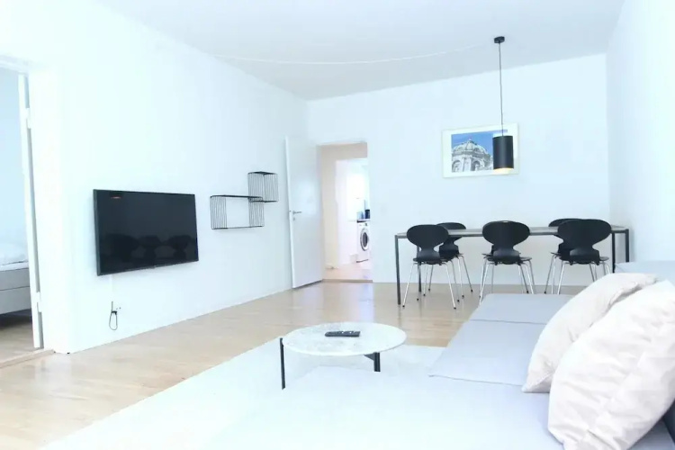 Great 2-bed w Balcony