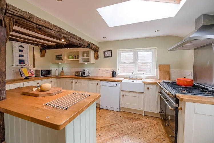 4 Bedrooms Cottage