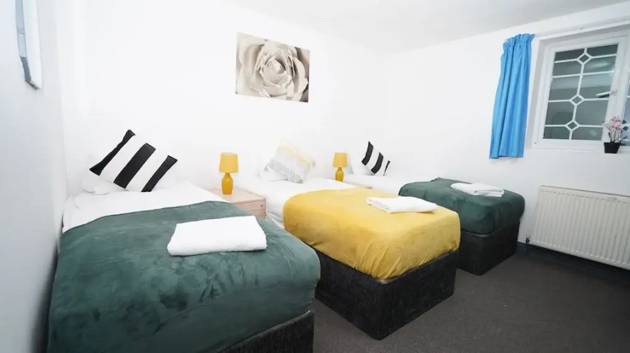 4Bed Spacious House Free Parking