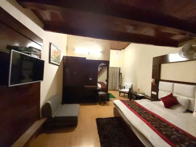 Goroomgo Moon Nainital