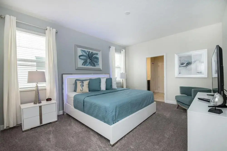 8 Bdrm 5 Bath Villa