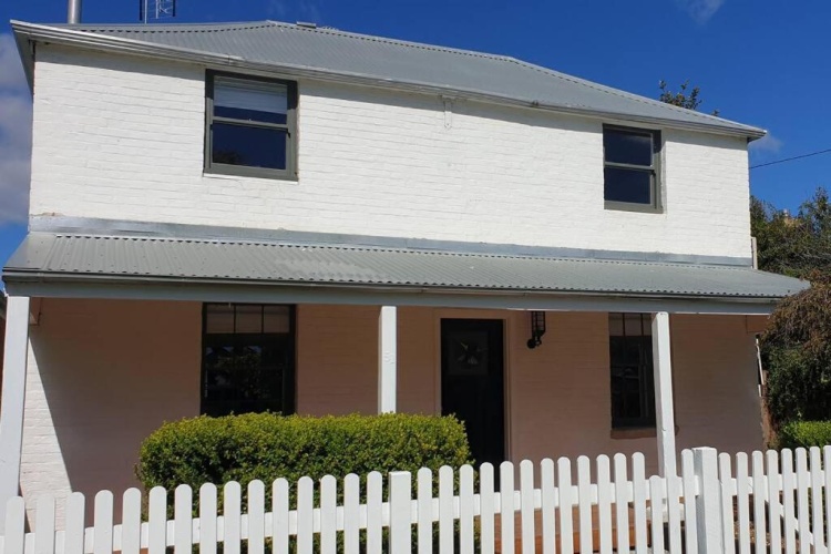 4 Bedrooms Cottage