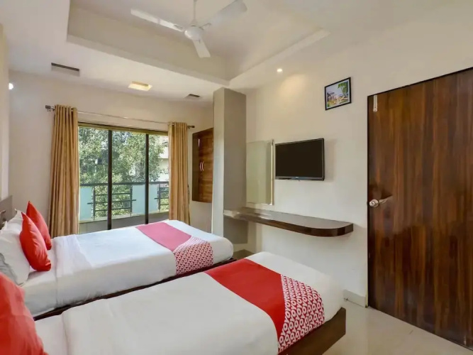 Hotel Mangesh Plaza