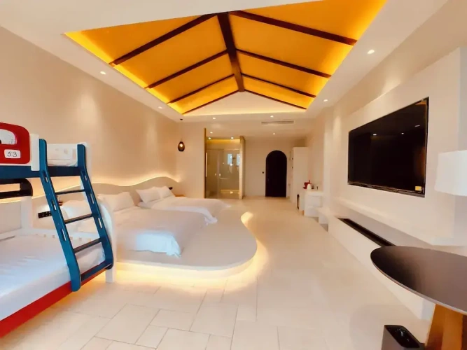Standard Twin Family room with courtyard view