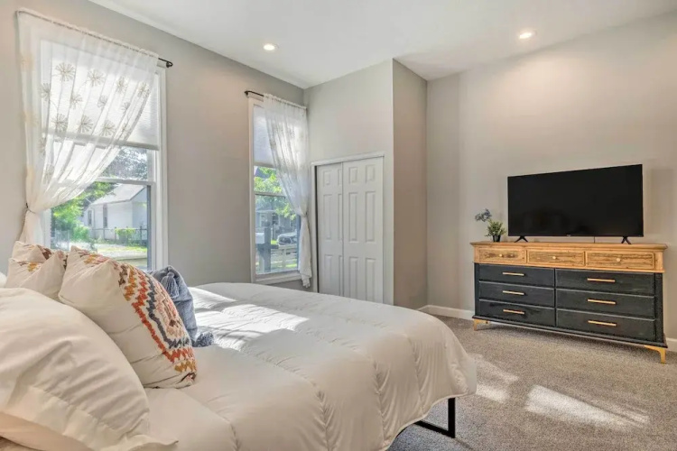 Quaint + Cozy Indianapolis Getaway w/ Yard!