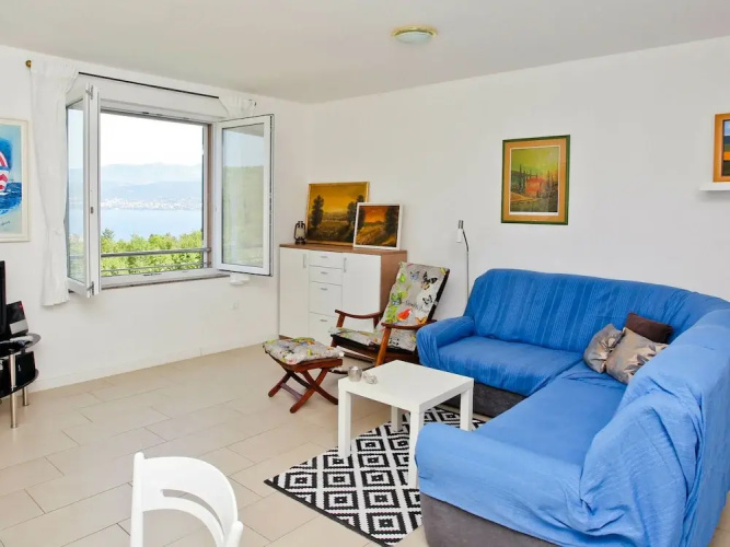 Spacious Apartment With Covered Terrace & Sea View