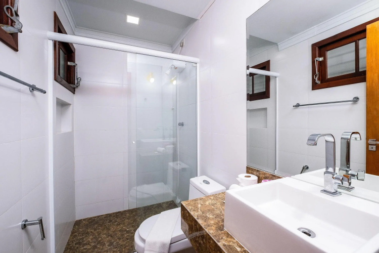 Ótima casa c/ piscina e 4 quartos em Jurere RDA030