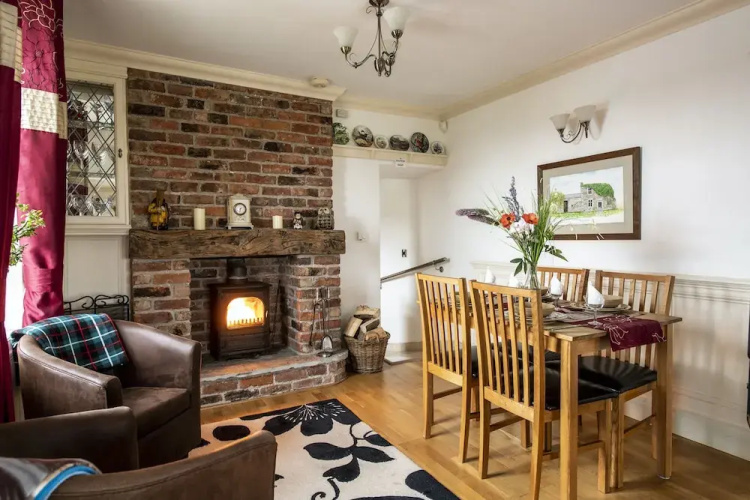 Cottage - Sleeps 5 - Hot Tub - Garden - Parking