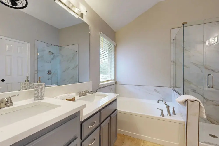 4 BR Spacious Modern Home w/ Game Room & Wifi