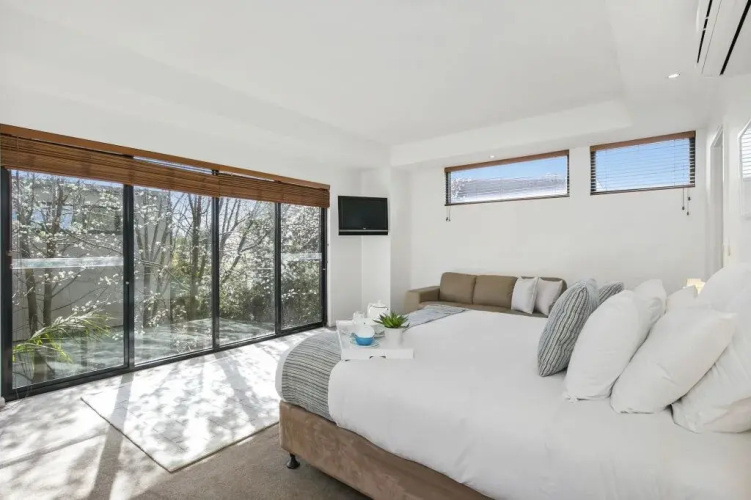 11 Glen Eagles Close