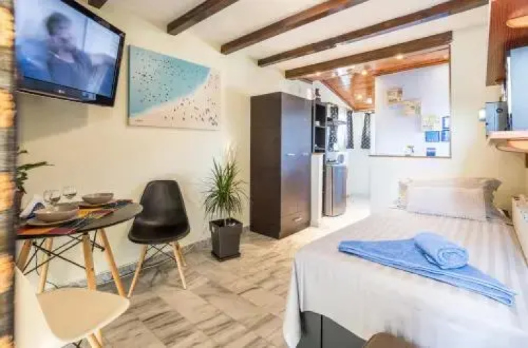 Top Floor Studio Near Metro