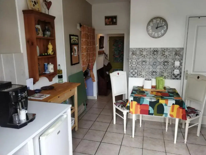 Cute 1-bed cottage with view across park.