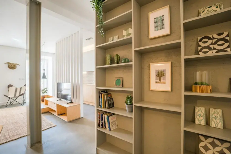 Wood Wall & Garden Apartment