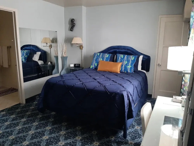 The New Star Motel with Studio-Kitchens: 1950s Extended-Stay Lodging and Retreat Center