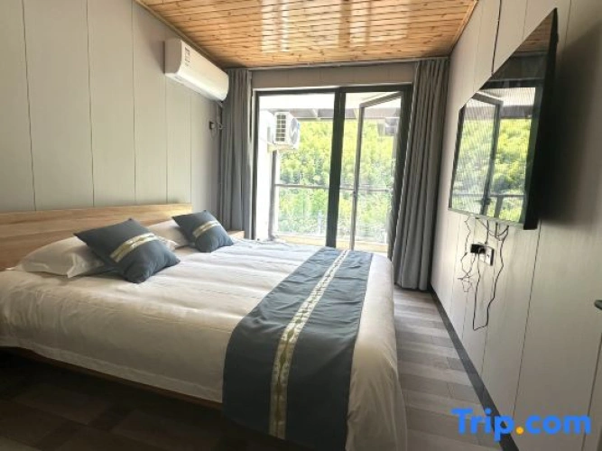 2 Bedrooms Standard Family room