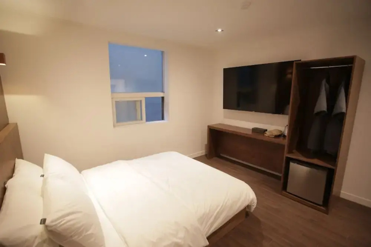 Hotel Seven Step