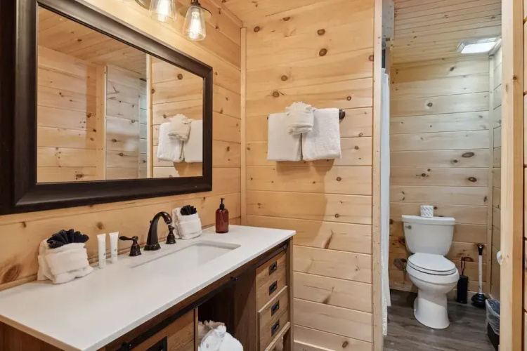 Blue Hawk Hideaway 3 Bedroom Cabin by RedAwning