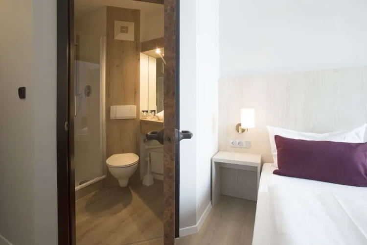 Standard room with courtyard view