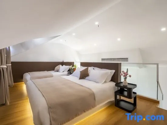 6 Bedrooms Villa