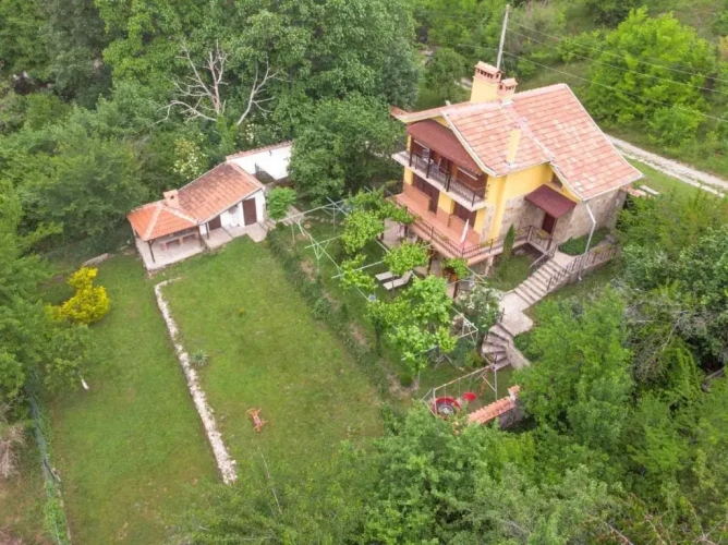 4 Bedrooms Cottage