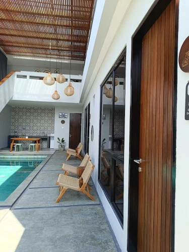 Deluxe Suite with pool view
