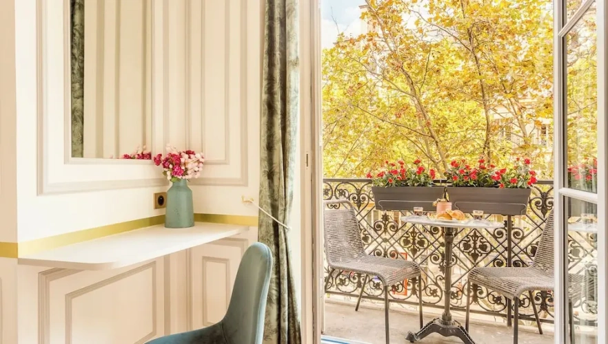 Apartment with balcony and with city view