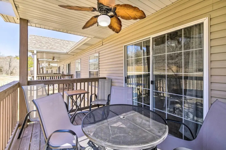 Charming Condo w/ Deck, 4 Mi to Branson Strip