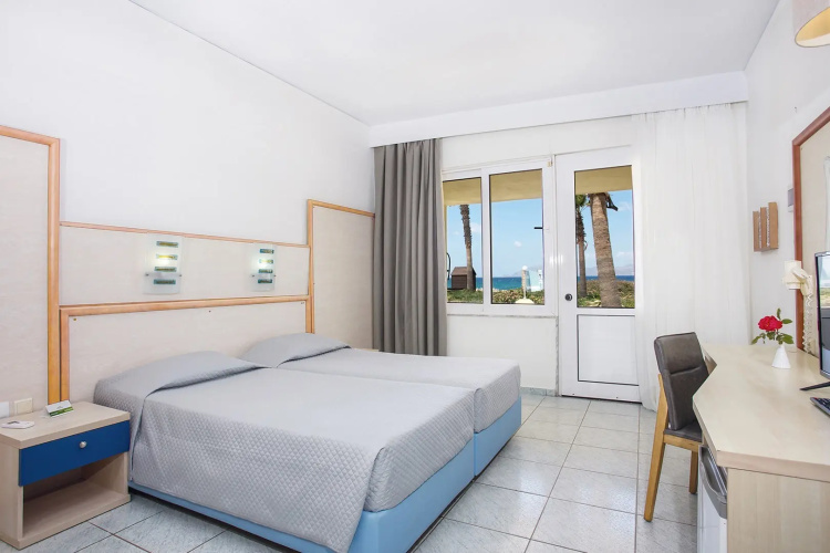 Standard Twin room with sea view