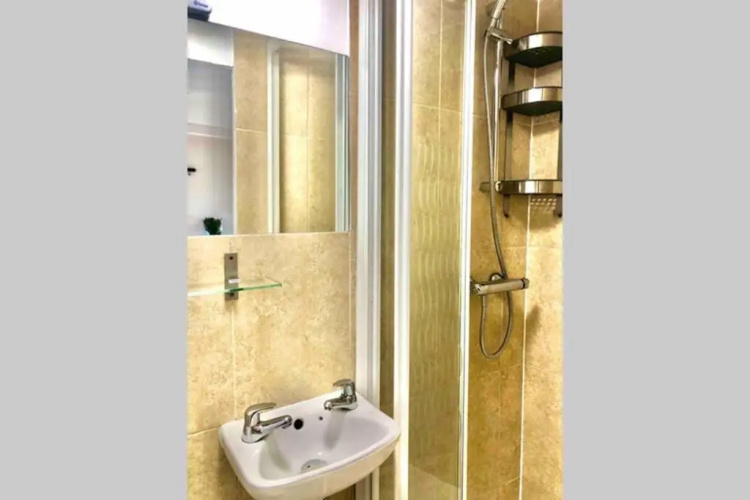 Modern Studio Apartment Near Town Centre