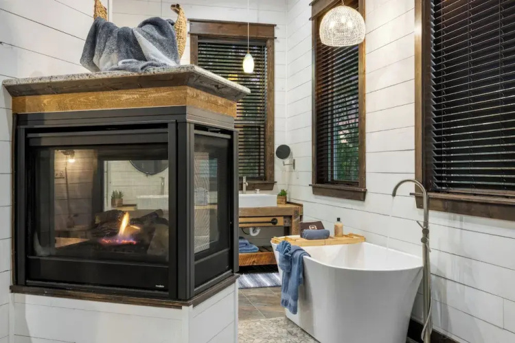 Luxury Cabin Getaway: 1 Mi To Broken Bow Lake!