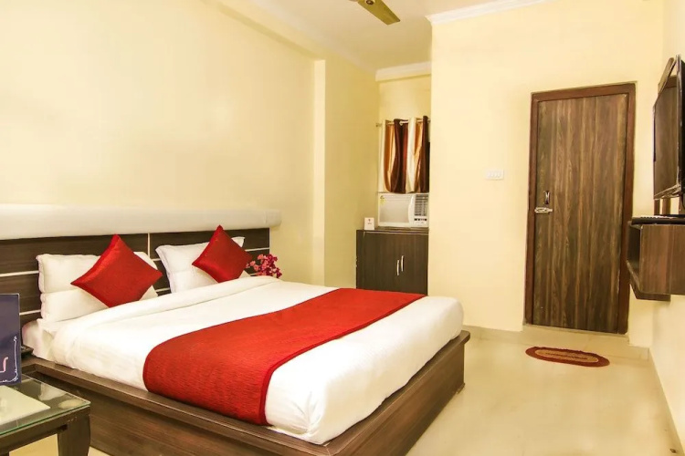 OYO 4998 Sara Residency