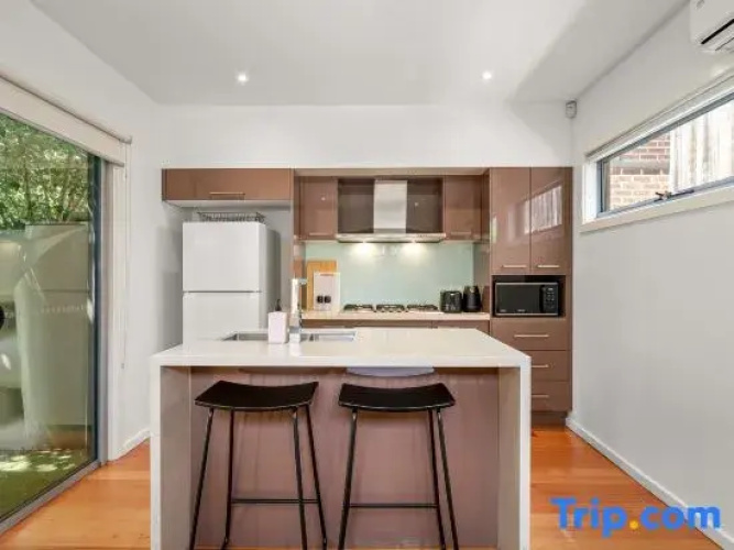 Relaxing Getaway Oasis with Patio in Charming Kew