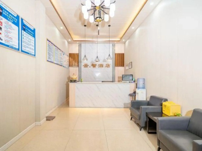 Xinyang Yunzhi Hotel