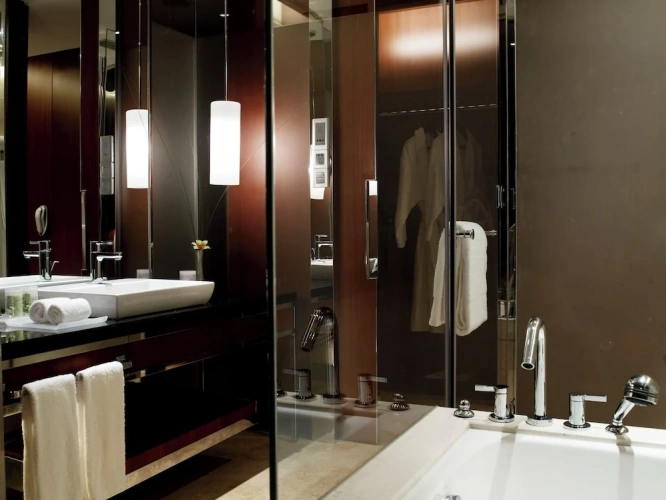 Deluxe Quadruple room with city view
