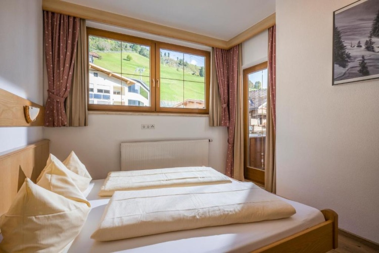 4 Bedrooms Apartment