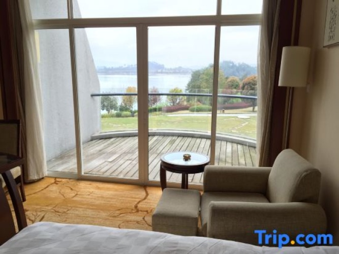 Standard Twin room with lake view