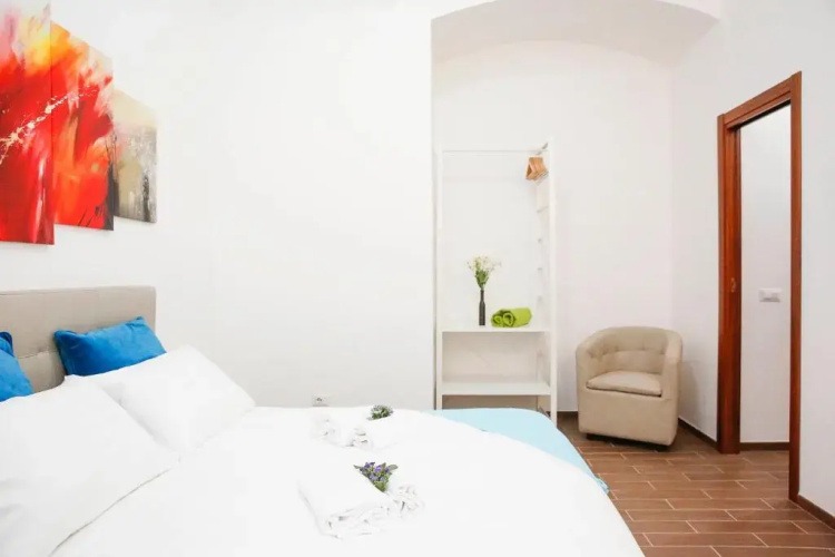 Castel Sant Angelo's Harmonious Apartment