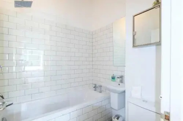 Bright & stylish 2 bed 1st floor apartment
