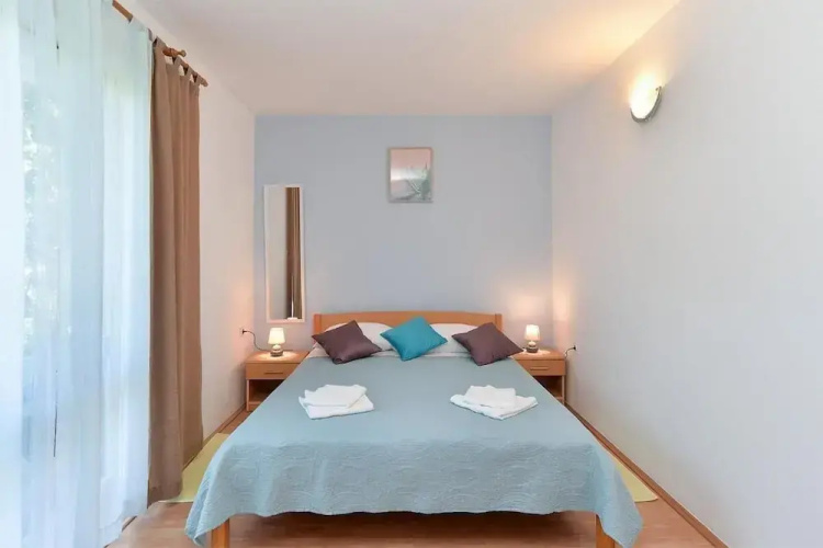 Spacious Apartment With Garden