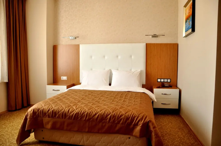 Amazon Aretias Hotel