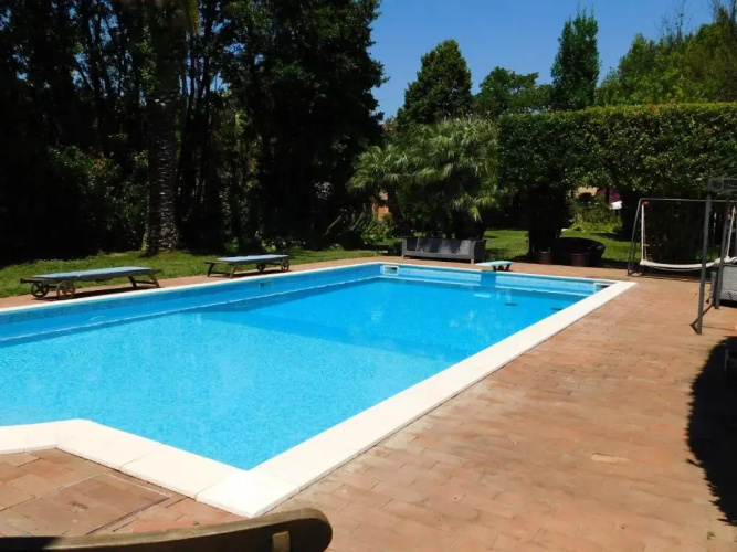 Appartamento con piscina immersa nel verde