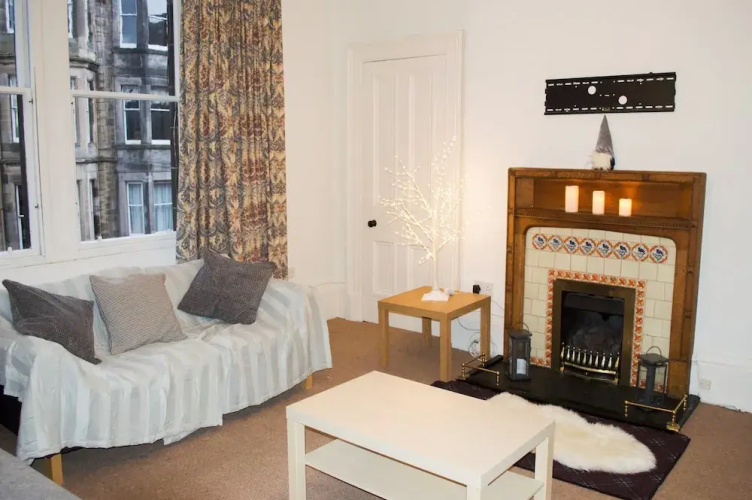Spacious 3 Bedroom Flat in Marchmont