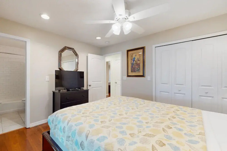Ocean Paradise Bright Home With Spacious Deck, Beach Access, Central AC & Wifi
