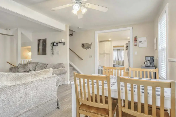 2BR Central Location Big Backyard & Dog Friendly!