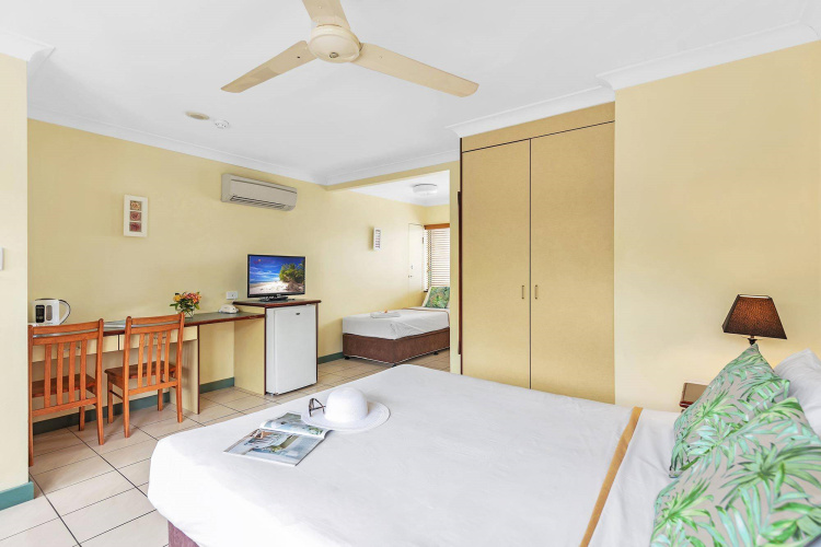 Standard Triple room