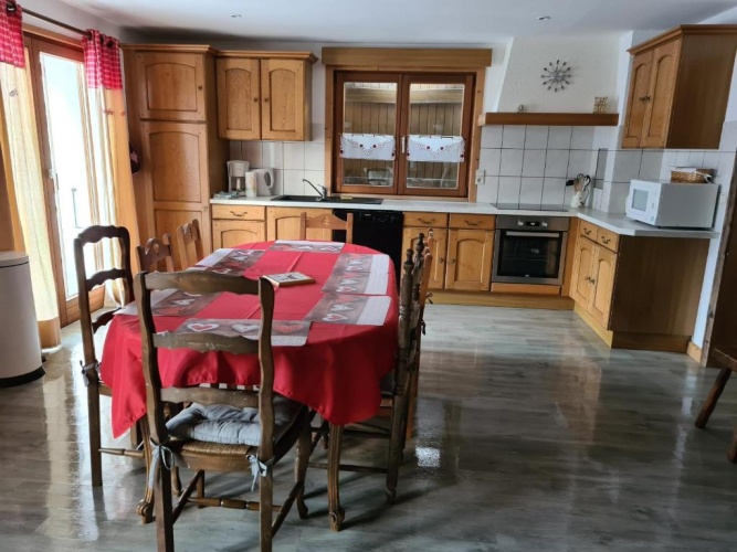3 Bedrooms Apartment
